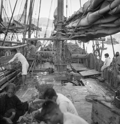 An Bord einer Yeungkong-Fischer-Dschunke in Aberdeen, Hongkong von David Watkin Waters