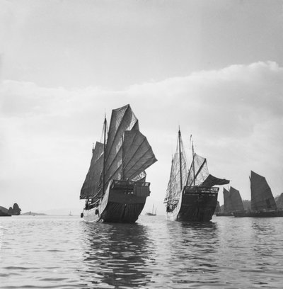 Zwei Yeungkong Fischer-Dschunken unter Segel in Aberdeen, Hongkong von David Watkin Waters