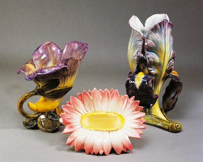 Winde-förmige Vase, Gänseblümchen-förmiger Übertopf und Schwertlilien-förmige Vase, ca. 1900, von Delphin Massier, Jugendstil, Barbotine-Keramik, hergestellt in Vallauris, Frankreich, 20. Jahrhundert von Delphin Massier
