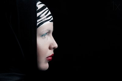 Geheimnisvolles Frauenprofil von Denisa Justusová Šumcová