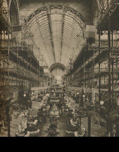Große Halle mit ihren klusternden Balken und ornamentalem Wasser, ca. 1935 von Donald McLeish