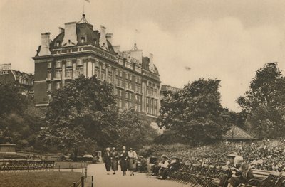 Villiers Street Abschnitt des Victoria Garden und Blick auf das Cecil Hotel, ca. 1935 von Donald McLeish