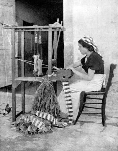 Frau webt mit Stroh an einem Handwebstuhl, Fiesole, bei Florenz, Italien von Donald McLeish