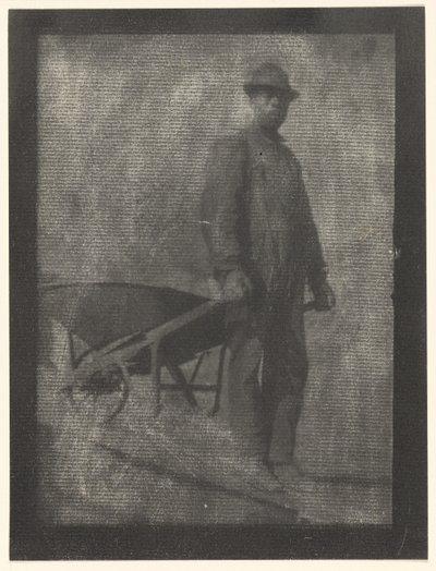 Schwarzer Mann mit Schubkarre von Doris Ulmann