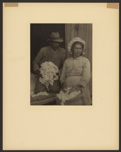 Bauernpaar mit gepflückter Baumwolle, Südosten der USA von Doris Ulmann