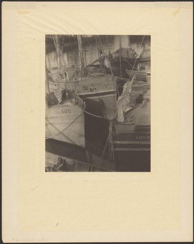 [Hafen, überfüllt mit segelbestückten Fischerbooten] von Doris Ulmann