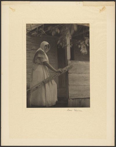 [Junge Frau, die Treppen hinaufsteigt] von Doris Ulmann