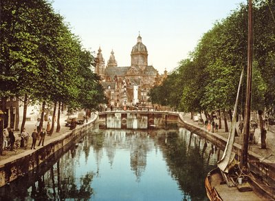 Blick auf Voorburgwal zur Sint-Nicolaasbasiliek, Amsterdam, veröffentlicht um 1900 von Dutch Photographer