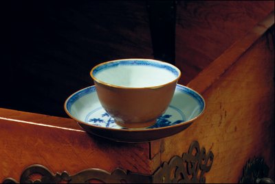 Batavische Tasse und Untertasse, Ladung des gesunkenen Schiffs "Geldermalsen", ca. 1750 von Dutch School