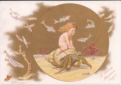 Eine viktorianische Weihnachtskarte von einem Einsiedlerkrebs in einer Muschel, der von einem Wasserbaby geritten wird, umgeben von einem Fischschwarm, von Gertrude Thompson, ca. 1895 von E. Gertrude Thompson