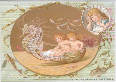 Eine viktorianische Weihnachtskarte von zwei Wasserbabys, die in einem Muschelwagen fahren, gezogen von einem Paar Seepferdchen, umgeben von Seetang und Fischen. Auch ein Kind, eingerahmt in einer Jakobsmuschel, mit einer Muschel am Ohr, lauscht dem Meer,  von E. Gertrude Thompson