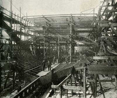 Der Bau eines Kriegsschiffs: Ein erstklassiger Kreuzer im Bau bei den Thames Ironworks, ca. 1897 von E. and S. Woodbury