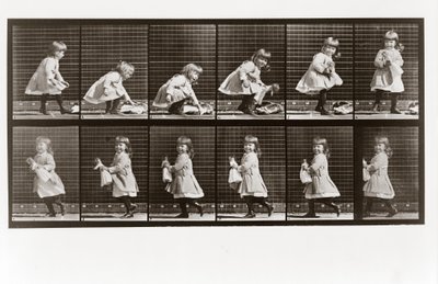 Kind spielt mit Puppe, Platte 481 aus Animal Locomotion von Eadweard Muybridge