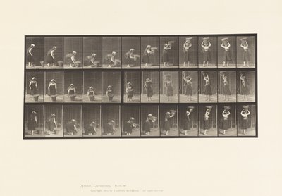 Tafel 230. Heben eines 30-Pfund-Korbs vom Boden auf den Kopf, Drehung, 1885 von Eadweard Muybridge