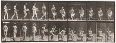 Auf Stuhl sitzen und Fächer öffnen von Eadweard Muybridge
