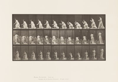 Knien, Ellbogen auf Stuhl, Hände gefaltet von Eadweard Muybridge