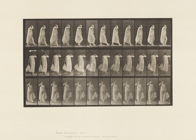 Gehen, linke Hand hält Kleid, rechte Hand am Gesicht von Eadweard Muybridge