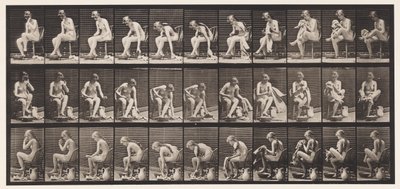 Tafel 411. Ein Handtuch heben während des Sitzens und Füße abwischen, 1872-1885 von Eadweard Muybridge