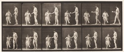 Tafel 450. Zwei Modelle, 8 bringt eine Tasse Tee, 1 nimmt die Tasse und trinkt von Eadweard Muybridge
