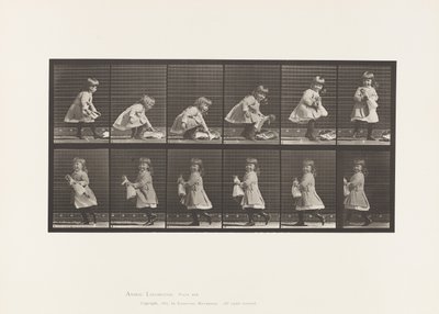 Kind, hebt eine Puppe, dreht sich und geht weg von Eadweard Muybridge