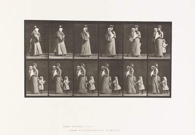 Tafel 52. Gehen mit Kind, das sich umdreht; ein anderes Kind hält sich am Kleid fest von Eadweard Muybridge