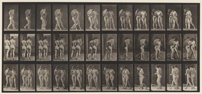 Tafel 54. Gehen, zwei Modelle/einer schwenkt einen Fächer, Arm in Arm von Eadweard Muybridge