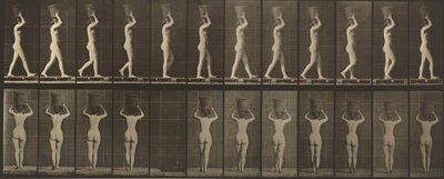 Tafel Nummer 34. Gehen und einen 15-Pfund-Korb auf dem Kopf tragen, Hände erhoben, 1887 von Eadweard Muybridge