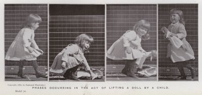 Die menschliche Figur in Bewegung: Phasen beim Heben einer Puppe durch ein Kind von Eadweard Muybridge
