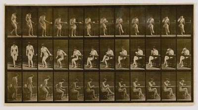 Frau sitzt, Beine gekreuzt, trinkt aus Teetasse, aus dem Buch Animal Locomotion von Eadweard Muybridge
