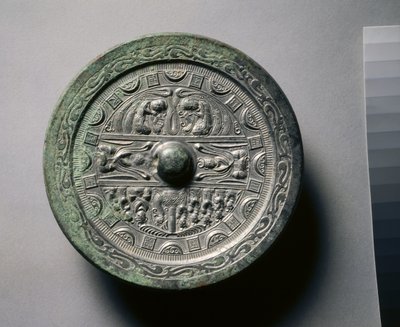 Spiegel mit Göttern und Königen in drei Abschnitten, umgeben von Ringen aus Quadraten und Halbkreisen von Eastern Han Dynasty Chinese School