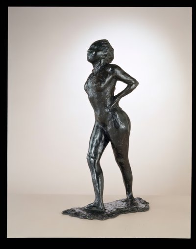 Tänzerin in Ruhe, Hände auf den Hüften, rechtes Bein nach vorne, ca. 1881-1890, gegossen 1919-1925 von Edgar Degas