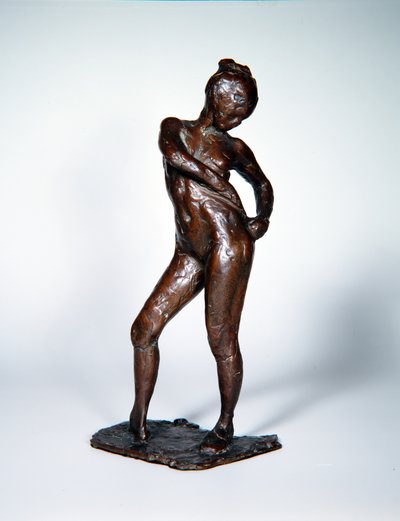 Tänzerin, die die Bänder ihrer Strumpfhose befestigt, ca. 1885-90, gegossen 1919 von Edgar Degas