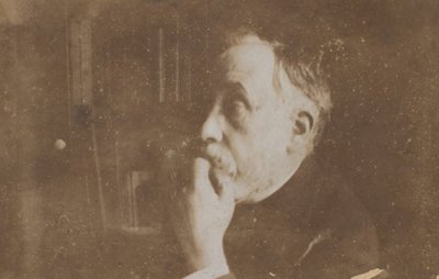 Selbstporträt in der Bibliothek, Hand am Kinn, wahrscheinlich 1895 von Edgar Degas