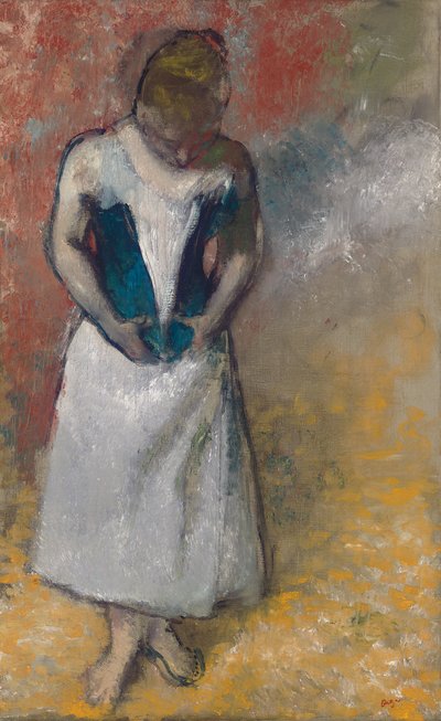 Stehende Frau von vorne gesehen, die ihr Korsett schließt von Edgar Degas