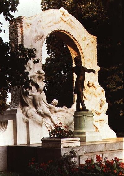 Denkmal für den österreichischen Komponisten Johann Strauss den Jüngeren von Edmund Ritter von Hellmer