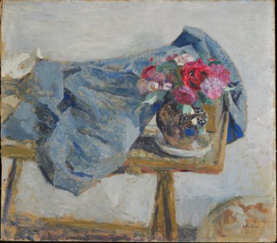Rote Rosen und Stoffe auf einem Tisch, 1900-1901 von Edouard Vuillard