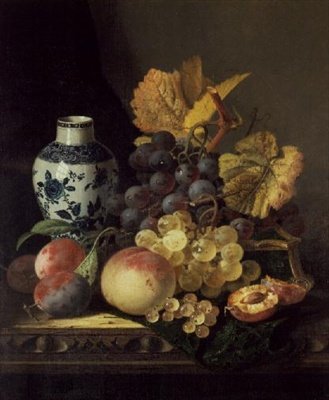 Trauben, Pfirsiche, Pflaumen und Johannisbeeren mit einer blau-weißen Vase von Edward Ladell