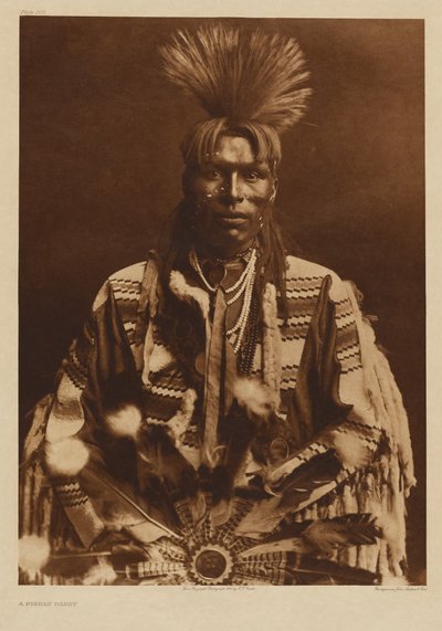 [Ein Piikani-Mann in traditioneller Kleidung] von Edward S. Curtis