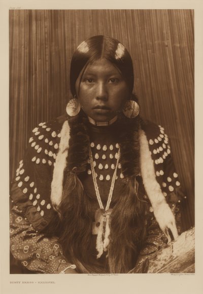 Staubiges Kleid - Kalispel von Edward S. Curtis