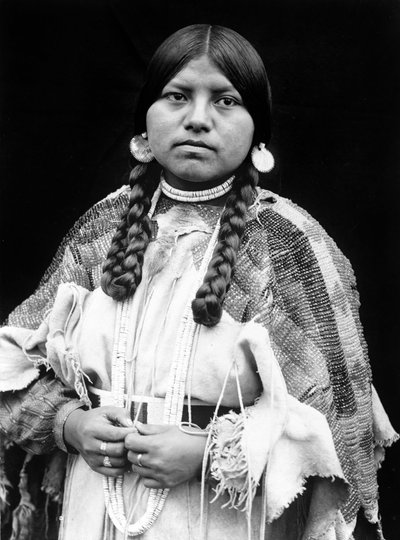 Cayuse-Frau, Halbporträt, stehend, frontal, Zöpfe, Muschelscheiben-Ohrringe, Muschelperlen-Halsband und Muschelperlen um den Hals, Perlen-Wildlederkleid mit Perlengürtel ca. 1910, Foto Edward S. Curtis von Edward Sheriff Curtis