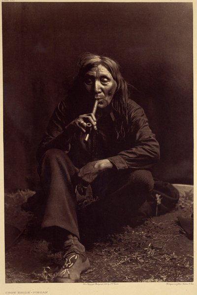 Krähenadler, Piegan. In alten Zeiten basierten ihre sozialen Beziehungen auf Bräuchen, die weitgehend Teil ihrer Religion waren. von Edward Sheriff Curtis