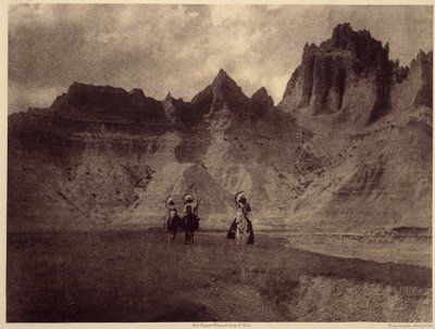 In den Badlands. Dieses erstaunliche Bild wurde in Sheep Mountain, im Pine Ridge Reservat, Badlands, South Dakota, aufgenommen. Foto aus Band 3 von Edward S. Curtis