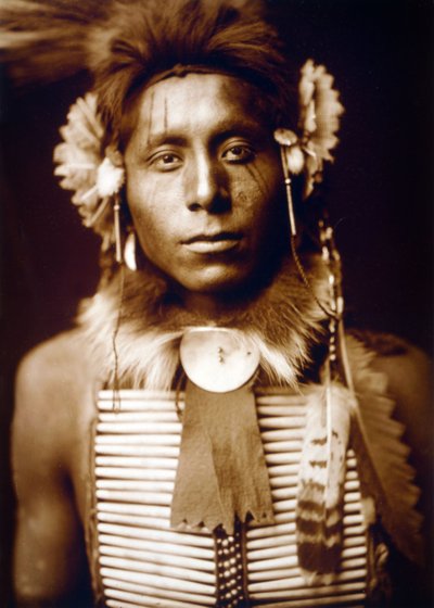 Sitting Eagle, Crow-Indianer, ca. 1905, Foto Edward S. Curtis von Edward Sheriff Curtis