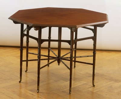 Achteckiger Tisch, hergestellt von Collinson und Lock, ca. 1875 von Edward William Godwin