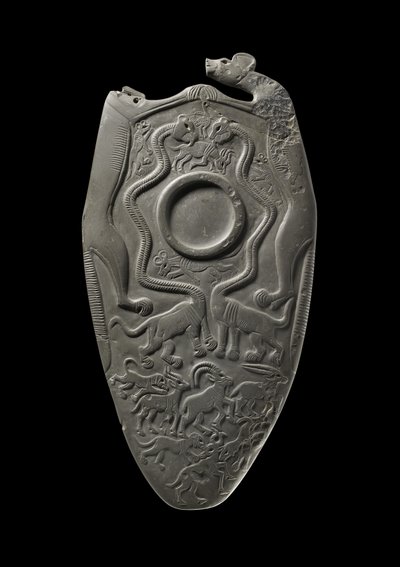 Zeremonielle Palette mit einem Reservoir zum Mahlen von Augenschminke, umgeben von geschnitzten Tieren, aus dem Hauptdepot, Hierakonpolis, ägyptisch, ca. 3000 v. Chr. von Egyptian