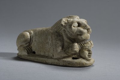 Deckel eines liegenden Löwen, der einen Kopf umklammert, Napata-Meroe, Obernubien von Egyptian