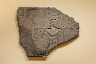Relief mit Ptolemaios II., der einem Gott ein Opfer darbringt, 285-246 v. Chr. von Egyptian