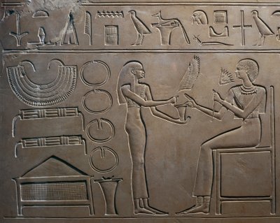 Detail eines Reliefs mit Diener, der der Königin Juwelen zeigt, vom Sarkophag der Königin Kawit, Tempel von Mentuhotep II, Deir el Bahari, Ägypten von Egyptian 11th Dynasty