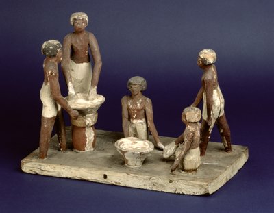 Modell von fünf Männern beim Brauen, aus Beni Hasan, Mittleres Reich, ca. 2035-1668 v. Chr. von Egyptian 11th Dynasty