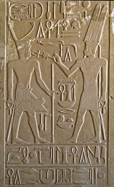 Ägyptische Antike: Hieroglyphe, die Sesostris I. darstellt, wie er von den Händen Amon-Ras die Symbole des Lebens und der Gesundheit empfängt - Weiße Kapelle des Pharaos Sesostris I. (1962-1928 v. Chr.), 12. Dynastie, Heiligtum, das zu Ehren des Gottes Amo von Egyptian 12th Dynasty